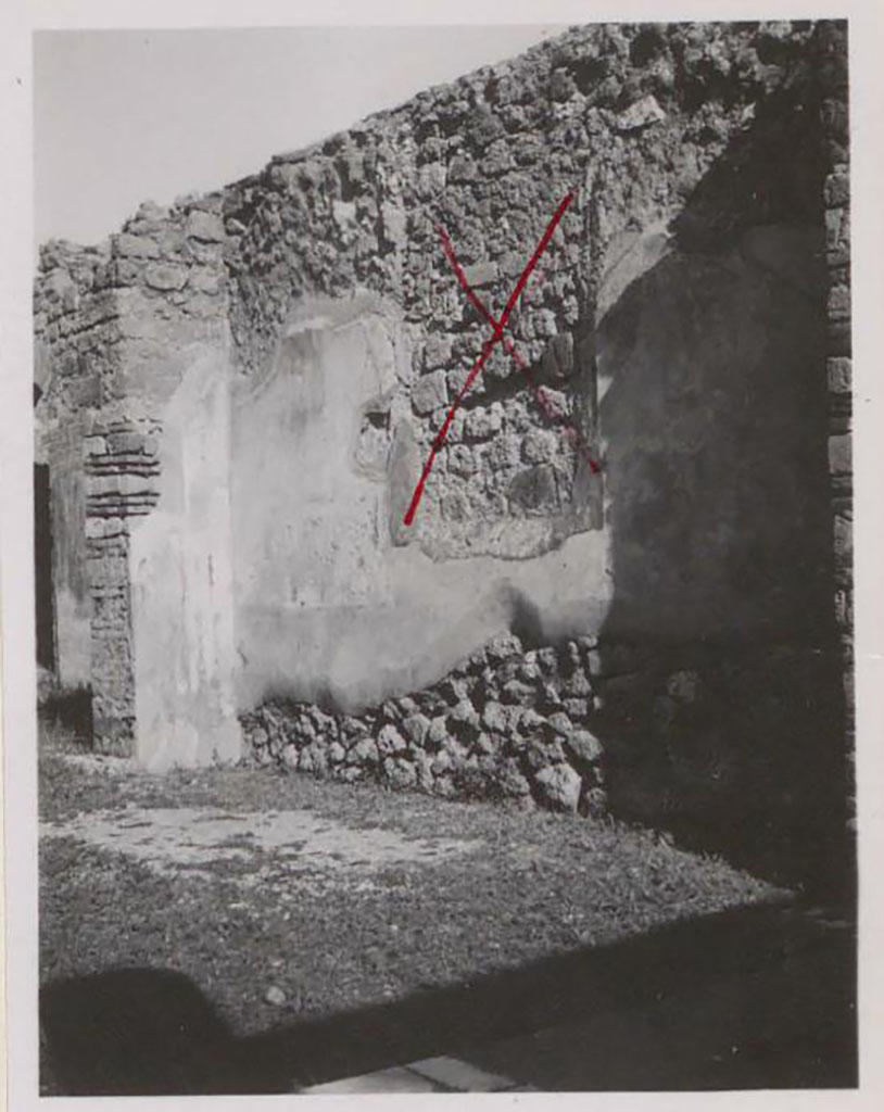 VII.4.56 Pompeii. Pre 1942. Room 9, looking north towards east wall of tablinum, with site of central painting marked with “X”.
See Warscher, T. 1942. Catalogo illustrato degli affreschi del Museo Nazionale di Napoli. Sala LXXIX. Vol.1. Rome, Swedish Institute.