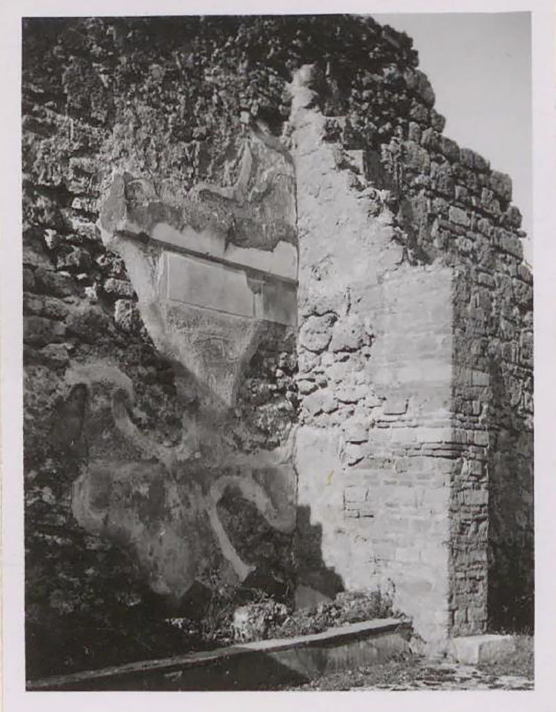 VII.4.56 Pompeii. Pre 1942. Room 9, north end of west wall of tablinum.
According to Warscher, the west wall of the tablinum showed traces of First style painting (see Warscher’s Codex VII.4).
(“La parete occidentale del tablinum porta tracce di pitture del primo stile (vedi il mio codice VII.4”).
See Warscher, T. 1942. Catalogo illustrato degli affreschi del Museo Nazionale di Napoli. Sala LXXIX. Vol.1. Rome, Swedish Institute