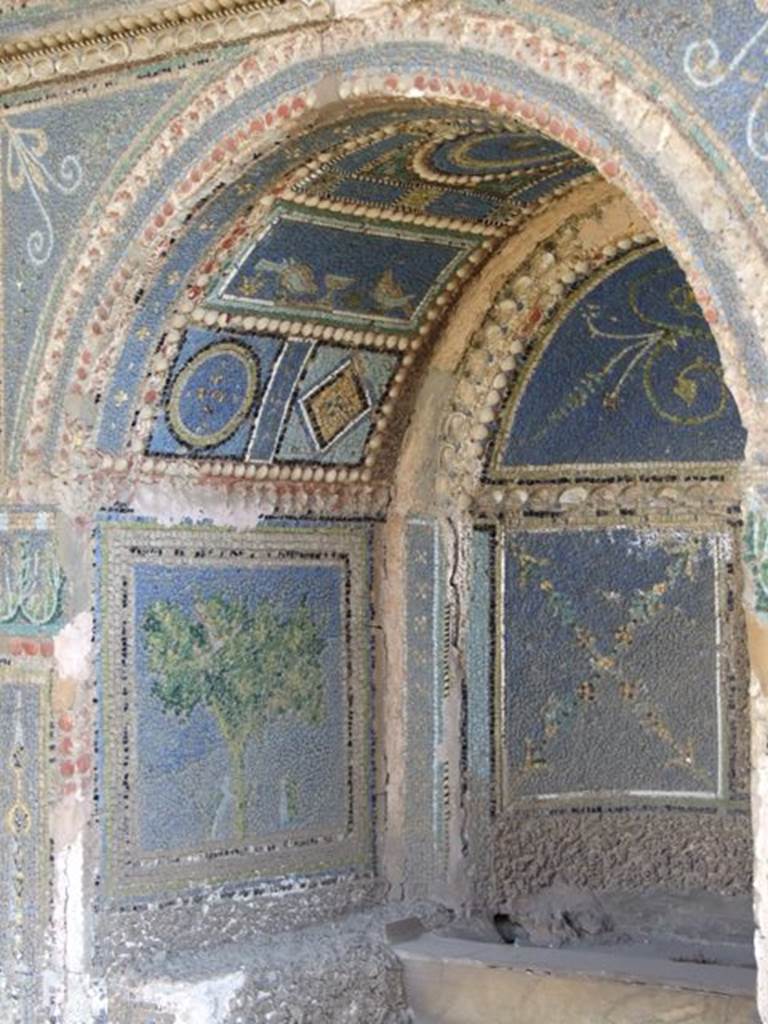 VII.4.56 Pompeii. March 2009. East side of niche of Fountain.