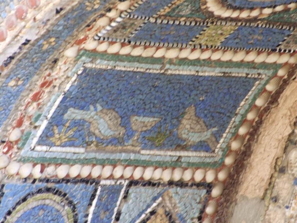 VII.4.56 Pompeii. March 2009. East side of niche in greater detail showing birds.