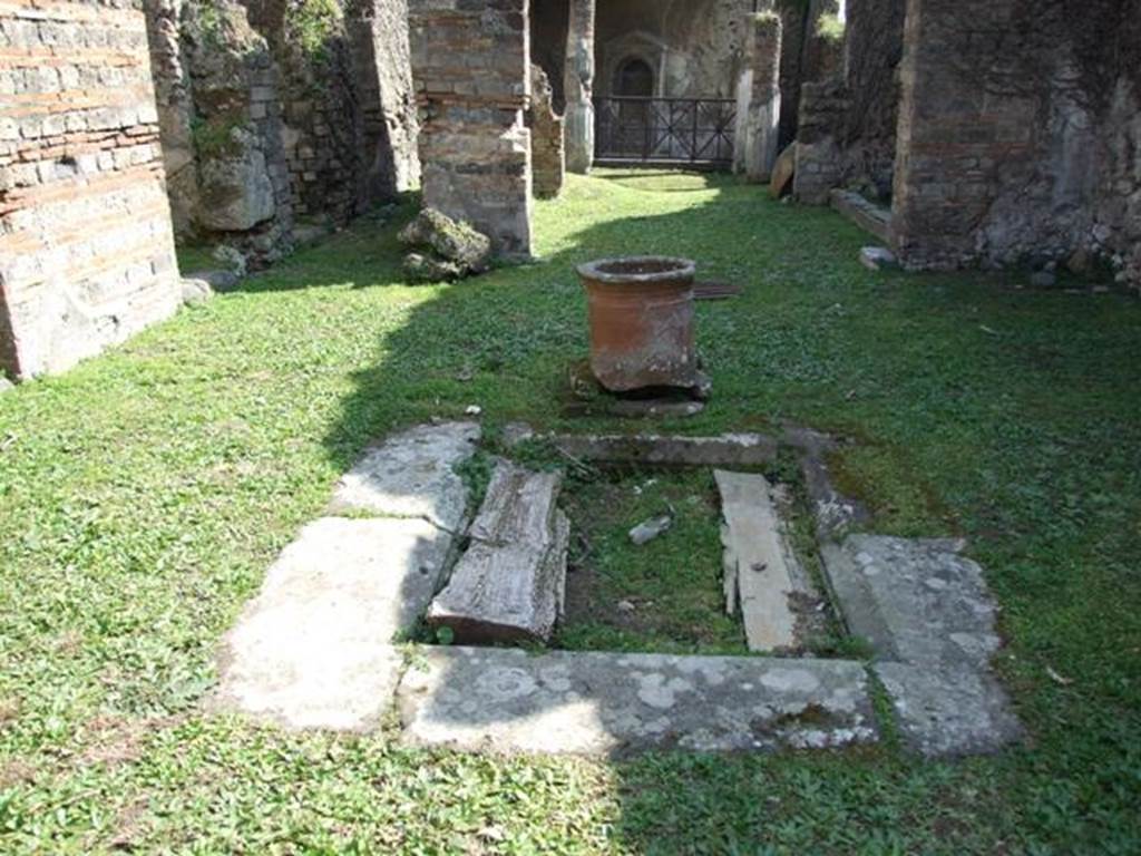 VII.4.56 Pompeii.  March 2009.  Room 1.  Atrium, with Impluvium, and Terracotta Puteal.