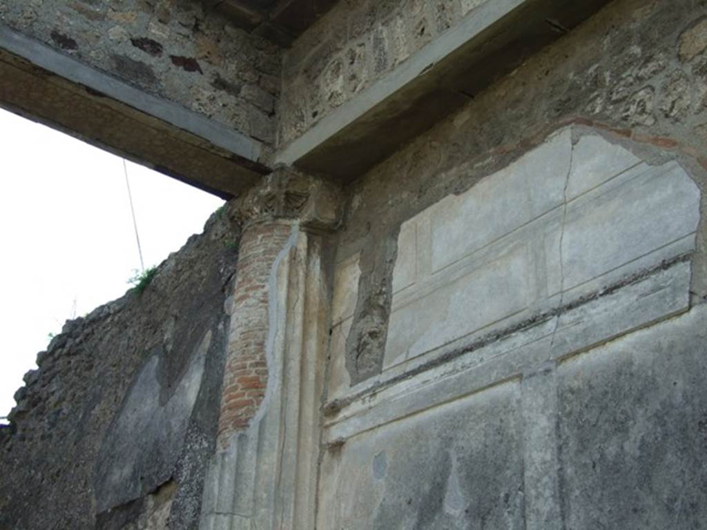 VII.4.57 Pompeii. March 2009. Peristyle, detail of columns on west wall at south end.
