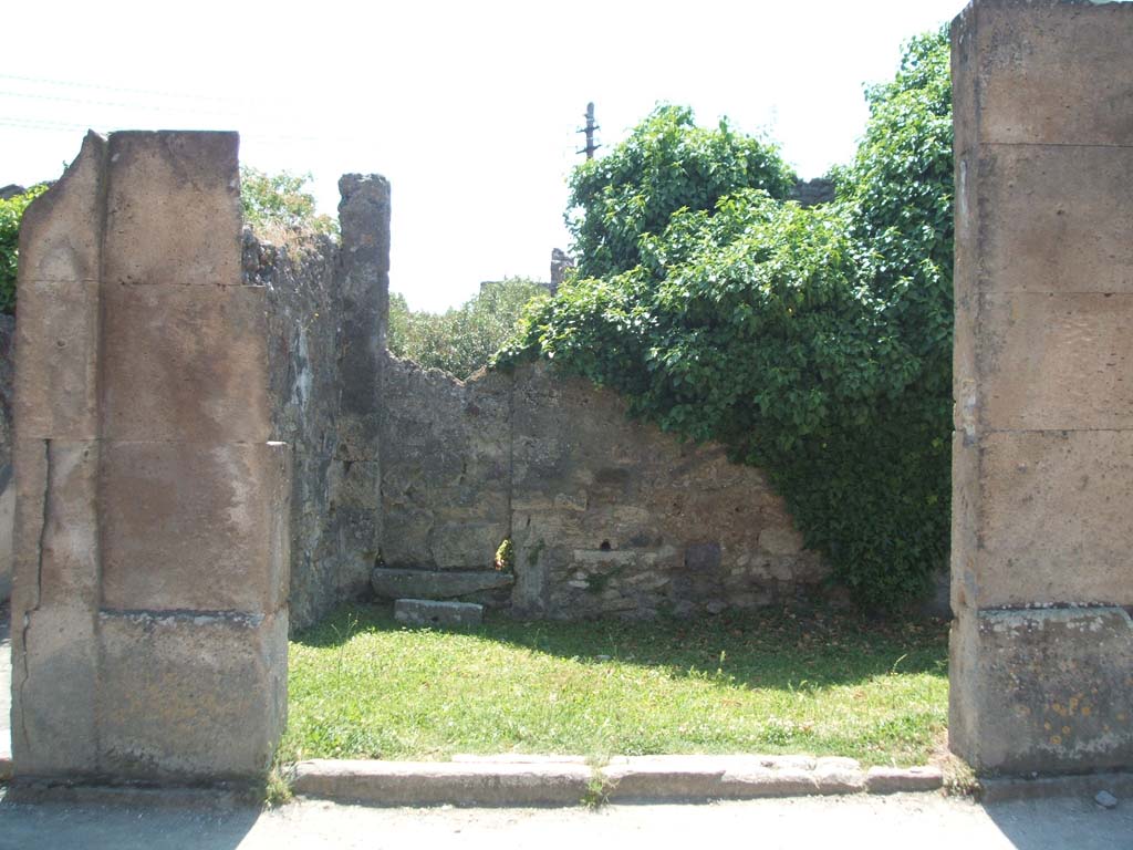 VII.4.60 Pompeii. May 2005. Entrance, looking south to rear wall with blocked doorway to VII.4.59.
On the pilaster between VII.4.60 and 61 (on the right), an inscription painted in red was found -

C(aium)  Cuspium  Pansam
aed(ilem)  d(ignum)  r(ei)  p(ublicae)  o(ro) v(os)  f(aciatis)  Saturninus
cum discentes  rog(at)      [CIL IV 275] 

See Pagano, M. and Prisciandaro, R., 2006. Studio sulle provenienze degli oggetti rinvenuti negli scavi borbonici del regno di Napoli. Naples: Nicola Longobardi.  (p.145)   PAH II, 224; III, 115 (dated 17th March 1831) and 116.
