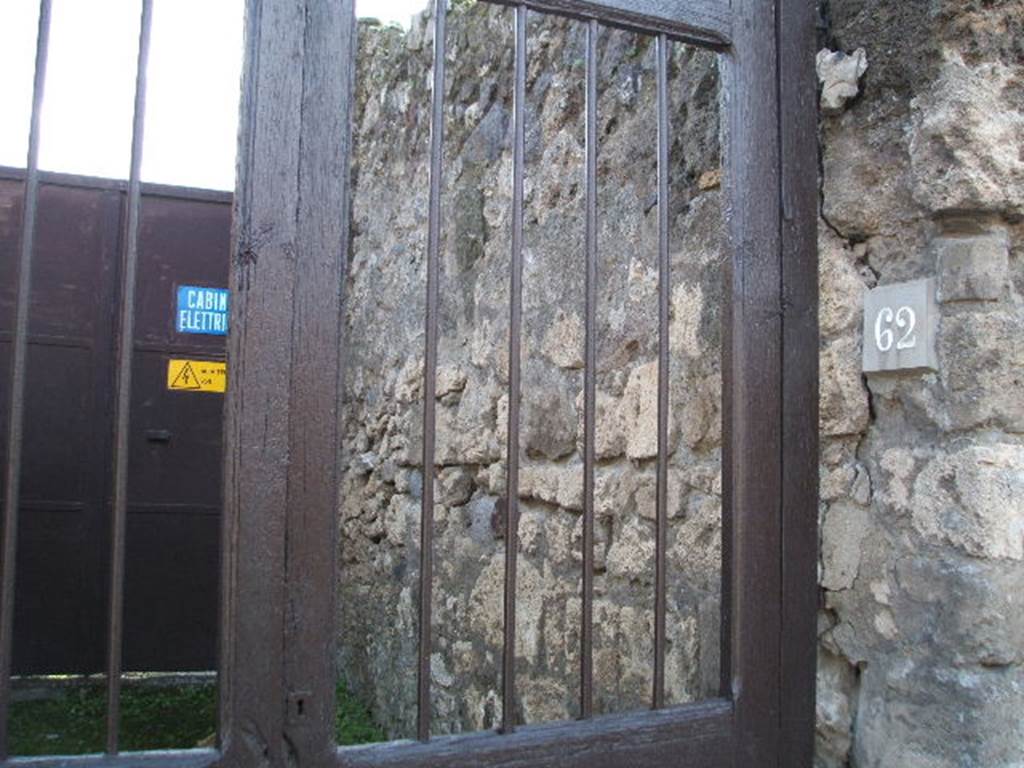 VII.4.62 Pompeii. December 2005. Lookiong south along west wall of fauces.  (Now obscured by an electricity substation)
