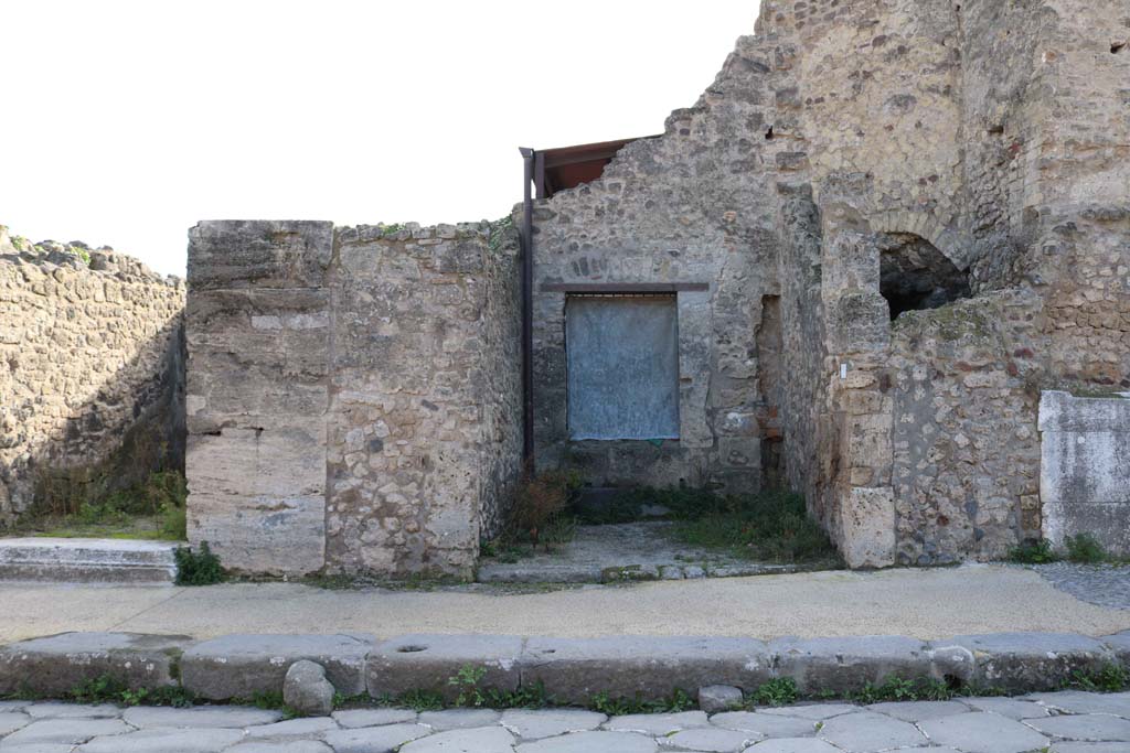 VII.4.63, Pompeii, in centre. December 2018.
Looking south on Via della Fortuna towards entrance doorway. Photo courtesy of Aude Durand.