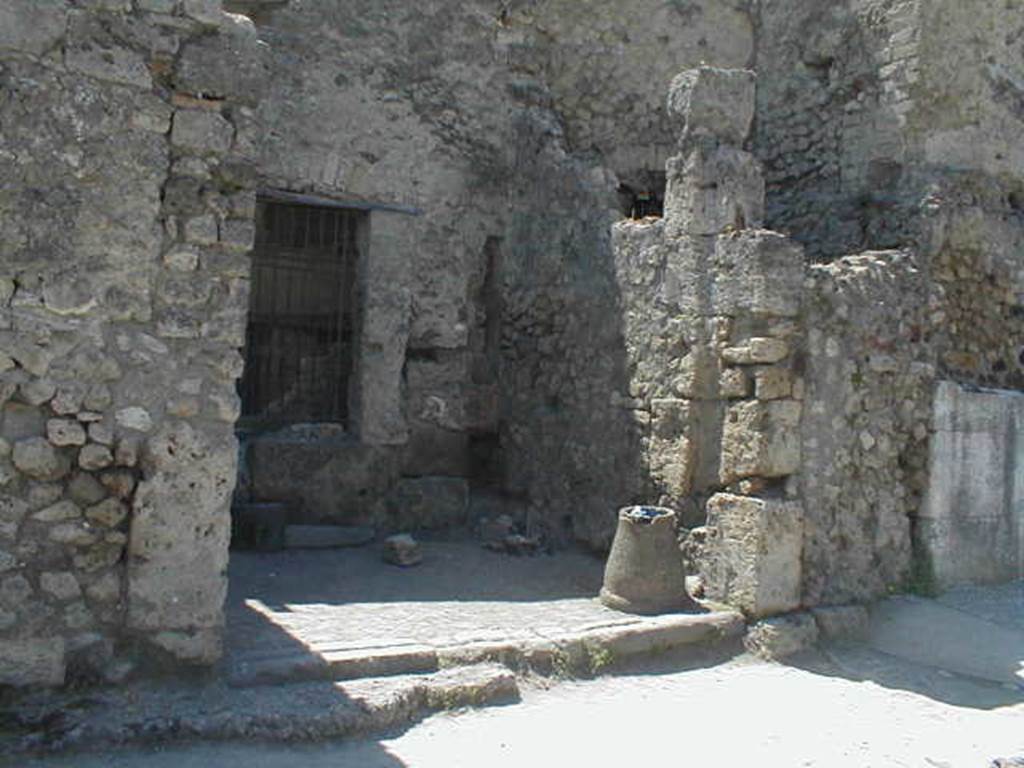VII.4.63 Pompeii. May 2005. Entrance, with downpipe from upper floor latrine in rear south-west corner, on right. On the right, in front of the downpipe, would have been the stairs to the upper floor. In the south wall was a window looking into VII.4.62.
See Eschebach, L., 1993. Gebäudeverzeichnis und Stadtplan der antiken Stadt Pompeji. Köln: Böhlau. (p.285)