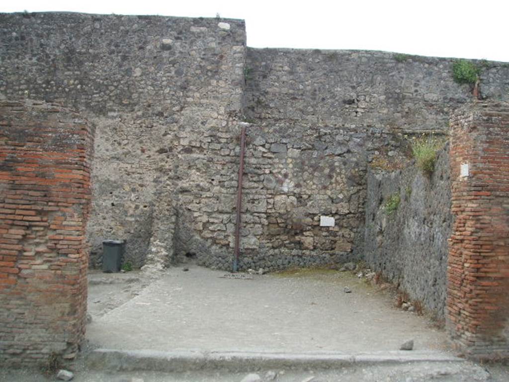 VII.5.4 Pompeii. May 2005. Entrance, looking south. A description, and photograph (figure 16 on page 138) can be found on page 137-8 of
Associazione Internazionale Amici di Pompei: Quaderni di Studi Pompeiani, 1/2007.
Barattolo, A and Romaldi, F: Insula VII.5 – Una rilettura ragionata dei documenti grafici. (p.127-146)