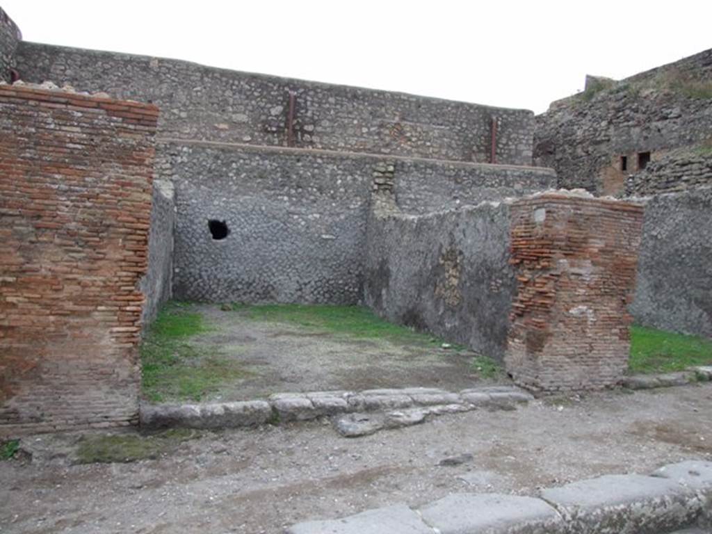 VII.5.5 Pompeii. December 2007.Shop entrance, looking south. A description, and photographs (figure 17, 18 and 19) can be found on page 139-40 of Associazione Internazionale Amici di Pompei: Quaderni di Studi Pompeiani, 1/2007.
Barattolo, A and Romaldi, F: Insula VII.5 – Una rilettura ragionata dei documenti grafici. (p.127-146)