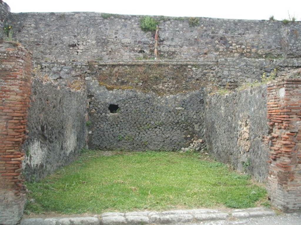VII.5.5 Pompeii. Shop. May 2005. Looking south.