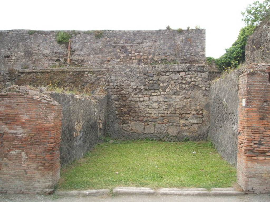 VII.5.6 Pompeii. Shop. May 2005. Entrance.