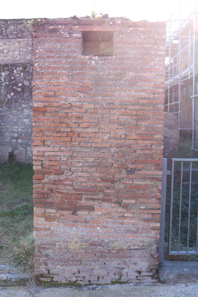 VII.5.6 and VII.5.7, Pompeii. December 2018.
Pilaster with recess/niche, between VII.5.6 and 7. Photo courtesy of Aude Durand.
