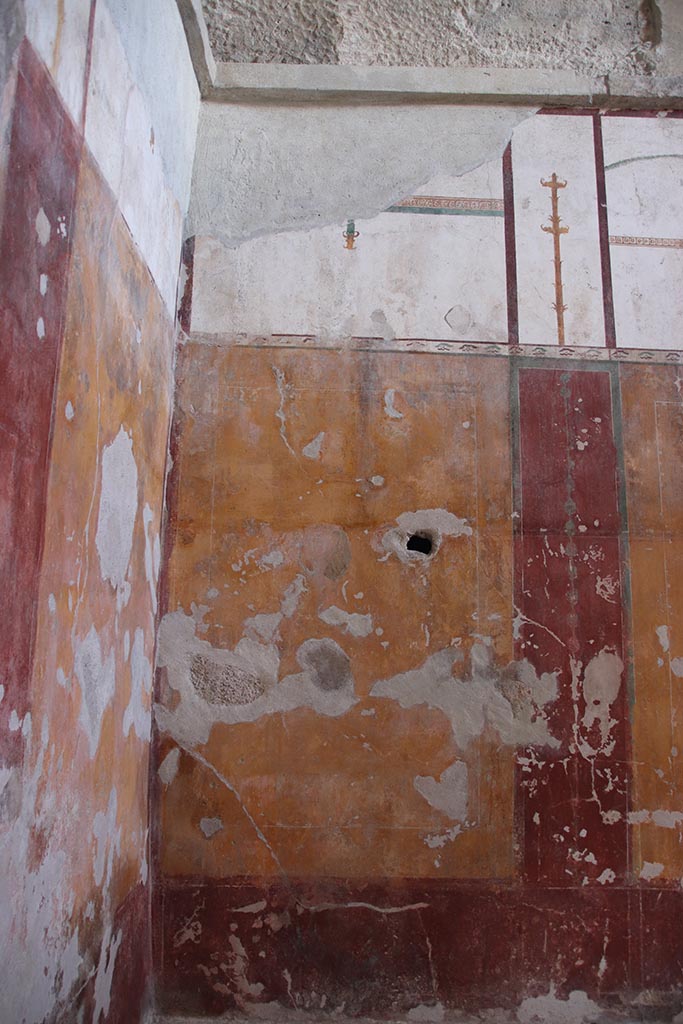 VII.5.8 Pompeii. October 2024.
Tepidarium (49), detail of south wall at east end. Photo courtesy of Klaus Heese.