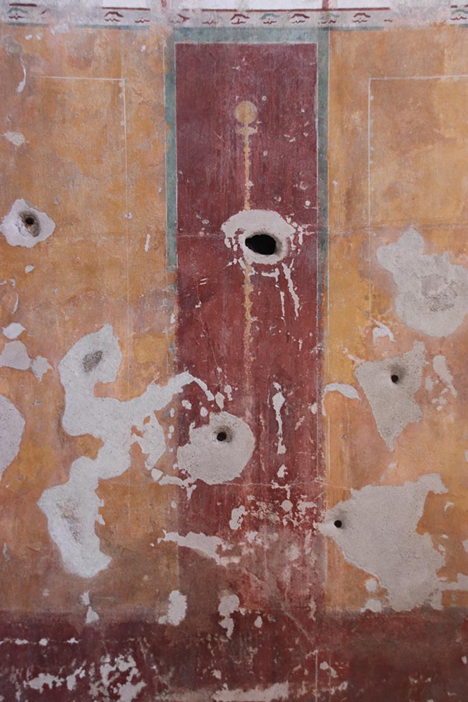 VII.5.8 Pompeii. October 2024.
Tepidarium (49), detail of panel at centre of south wall. Photo courtesy of Klaus Heese