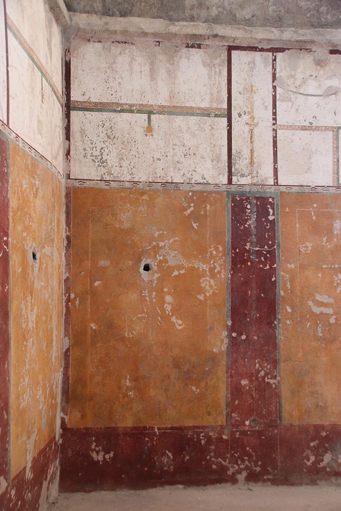 VII.5.8 Pompeii. October 2024.
Tepidarium (49), painted panel on west wall in south-west corner. Photo courtesy of Klaus Heese.