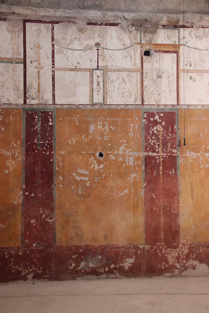VII.5.8 Pompeii. October 2024.
Tepidarium (49), detail of painted panel on west wall. Photo courtesy of Klaus Heese.