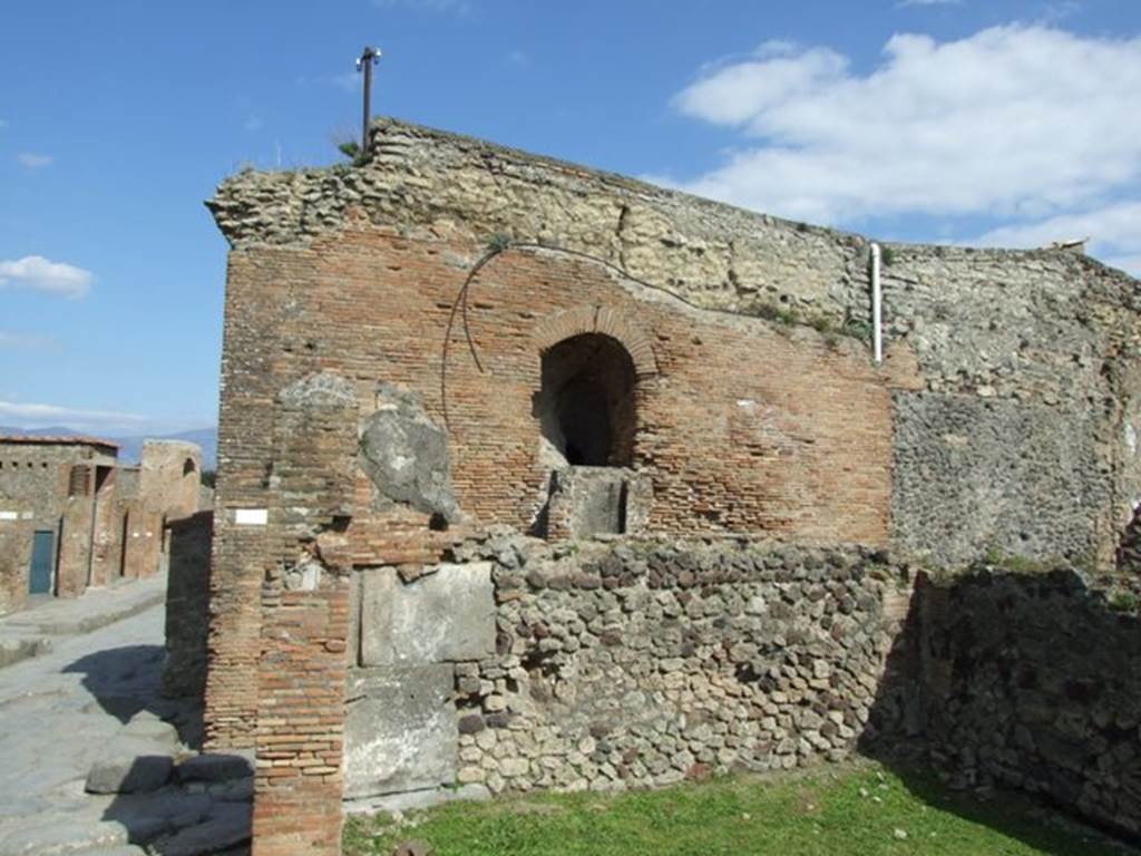 VII.5.8 Pompeii. March 2009. Upper side wall with arched recess in Vicolo delle Terme.
According to Cooke Cockburn and Donaldson - “Beyond the hypocaust is another set of baths for the plebeians, or perhaps for the women; little, however, is to be seen but gloomy vaulted rooms, with few indications to determine their use. It is remarkable that, although so long undiscovered, the highest of these vaults, of which a considerable portion remains, was less than eighteen inches (0.45metres) below the surface of the soil.”
See Cooke Cockburn Donaldson, Pompeii, Pt 1, 1827, (p.60)