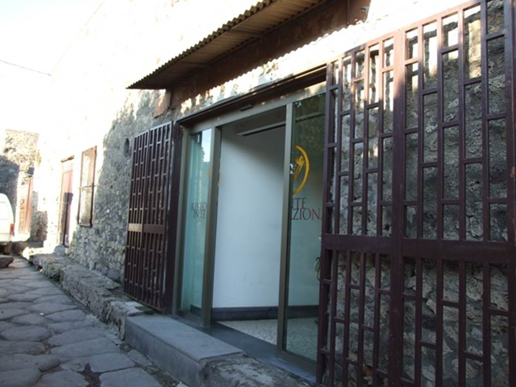 VII.5.13 Pompeii. December 2007 after renovation. According to Fiorelli and Eschebach, originally this was a deep shop with stairs to upper floor and latrine underneath them. See Pappalardo, U., 2001. La Descrizione di Pompei per Giuseppe Fiorelli (1875). Napoli: Massa Editore. (p.96)
See Eschebach, L., 1993. Gebäudeverzeichnis und Stadtplan der antiken Stadt Pompeji. Köln: Böhlau. (p. 288)