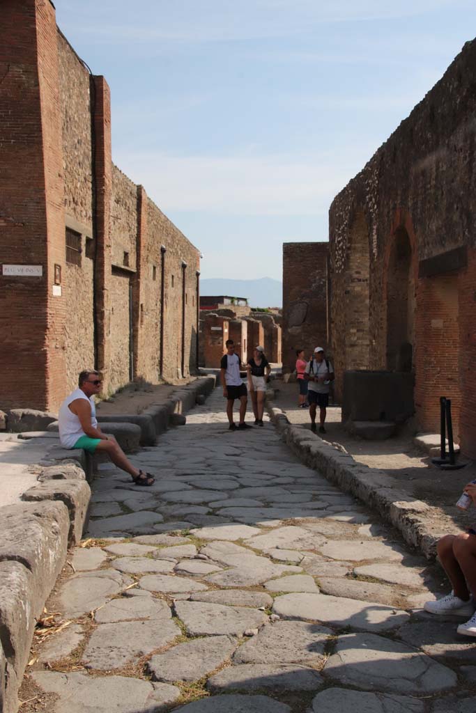 Vicolo dei Soprastanti, September 2021. Looking east towards VII.5 on left, and VII.8 on right.
The junction with Vicolo delle Terme is on left. Photo courtesy of Klaus Heese.