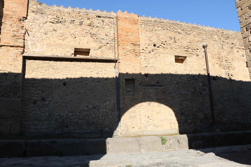 VII.5.16, on right, and VII.5.15, on left. December 2018.
Looking north to square recess/niche in pilaster between blocked doorways. Photo courtesy of Aude Durand.