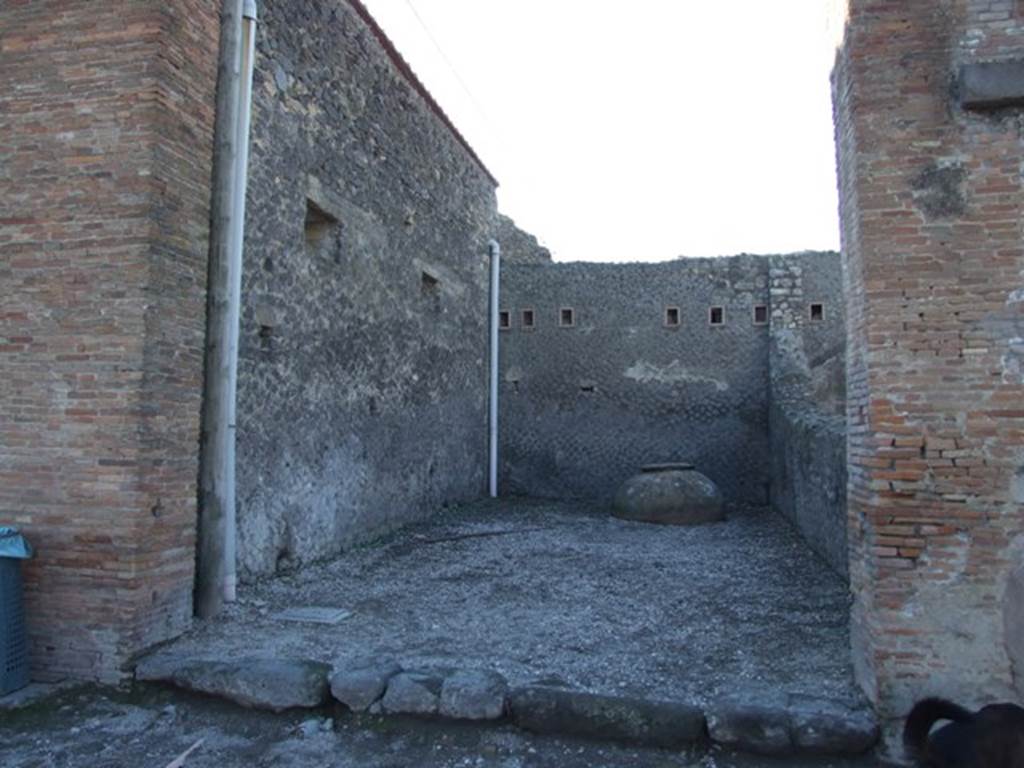 VII.5.21 Pompeii. December 2007. Looking west. According to Eschebach, on the left would have been the steps to the upper floor, with latrine beneath them. In the middle would have been a long podium with a four-sided table behind it. See Eschebach, L., 1993. Gebäudeverzeichnis und Stadtplan der antiken Stadt Pompeji. Köln: Böhlau. (p. 290)