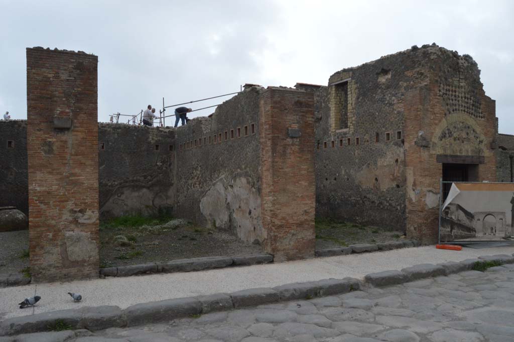 VII.5.22 Pompeii, centre left. March 2019. Looking west to entrance doorways on Via del Foro.
Foto Taylor Lauritsen, ERC Grant 681269 DÉCOR.