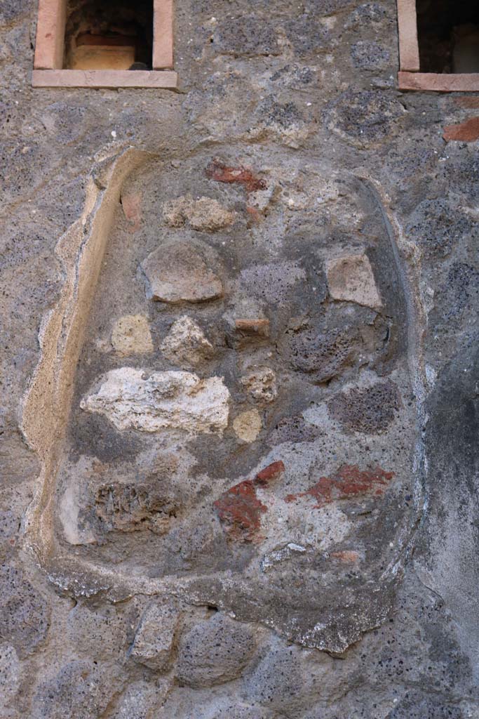 VII.5.22, Pompeii. December 2018.
Filled-in niche in west wall, below holes for support beams for an upper floor.
Photo courtesy of Aude Durand.