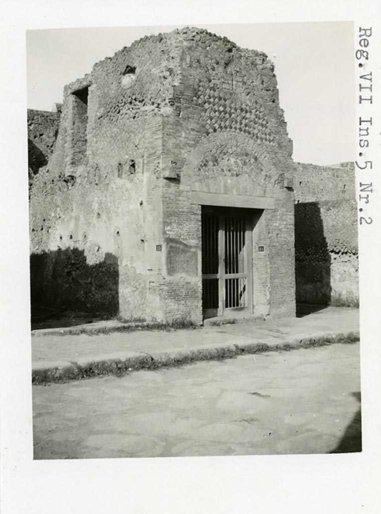VII.5.24 Pompeii, but shown on photo as VII.5.2. Pre-1937-39.
Looking towards entrance doorway on west side of Via del Foro.
Photo courtesy of American Academy in Rome, Photographic Archive. Warsher collection no. 1185.