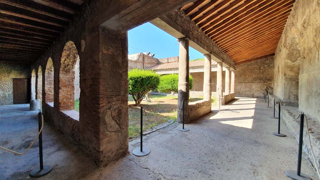 VII.5.24 Pompeii. August 2021. Looking south-west across courtyard (5).
Foto Annette Haug, ERC Grant 681269 DÉCOR.