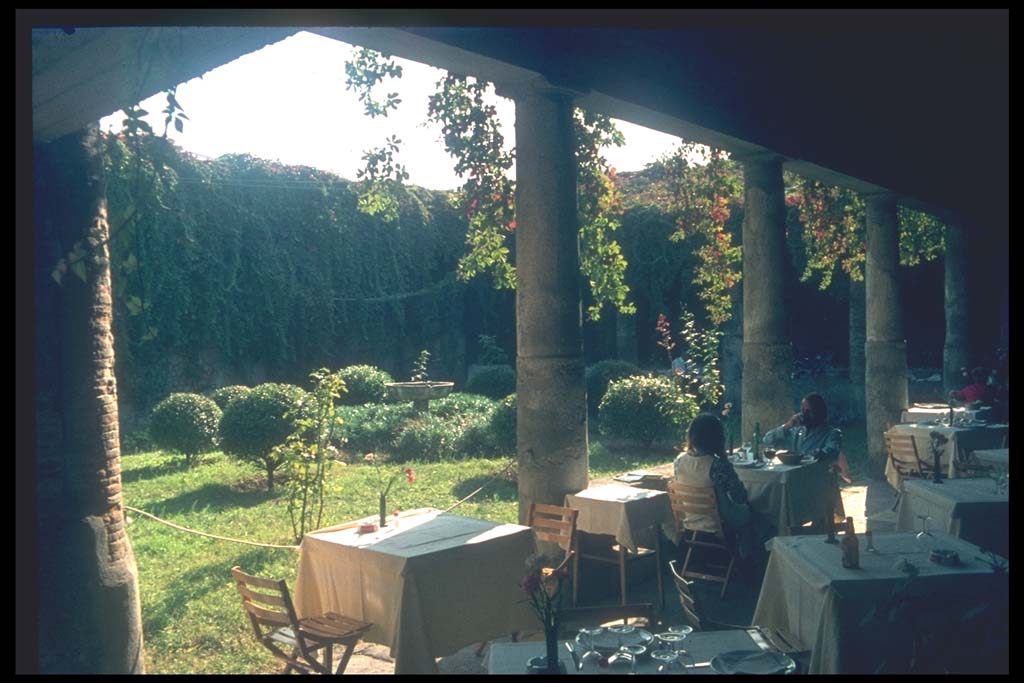 VII.5.24 Pompeii. Looking south-west across courtyard (5) and restaurant in portico (7).
Photographed 1970-79 by Günther Einhorn, picture courtesy of his son Ralf Einhorn.