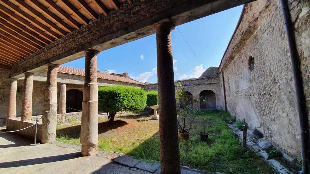 VII.5.24 Pompeii. August 2021. Looking north-east across courtyard (5), from south-west corner.
Foto Annette Haug, ERC Grant 681269 DÉCOR.