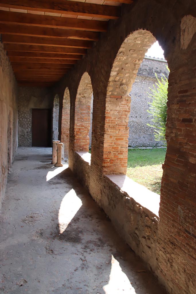VII.5.24 Pompeii. October 2023.
Looking south along east portico (7). Photo courtesy of Klaus Heese.