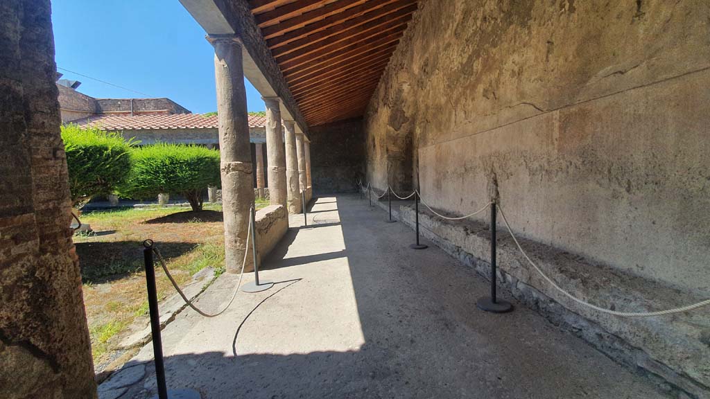 VII.5.24 Pompeii. August 2021. Looking west along north portico (7). On the right are stone benches (8).
Foto Annette Haug, ERC Grant 681269 DÉCOR.