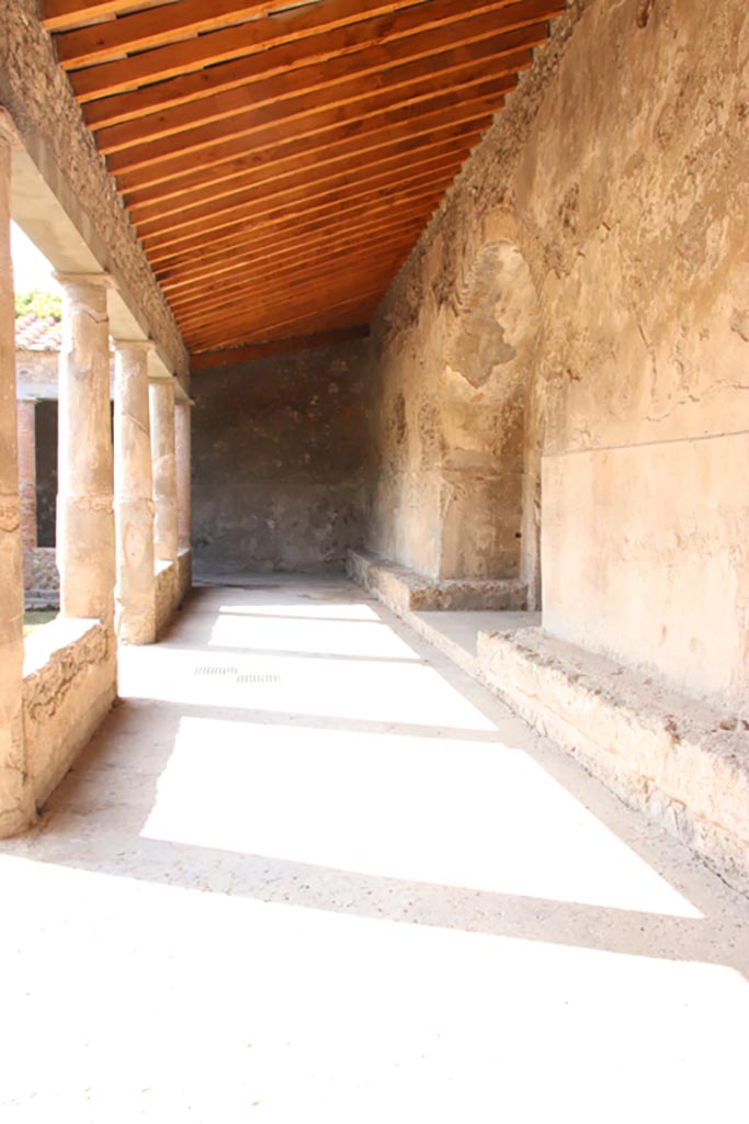 VII.5.24 Pompeii. October 2023.
Looking west along north portico (7). Photo courtesy of Klaus Heese.