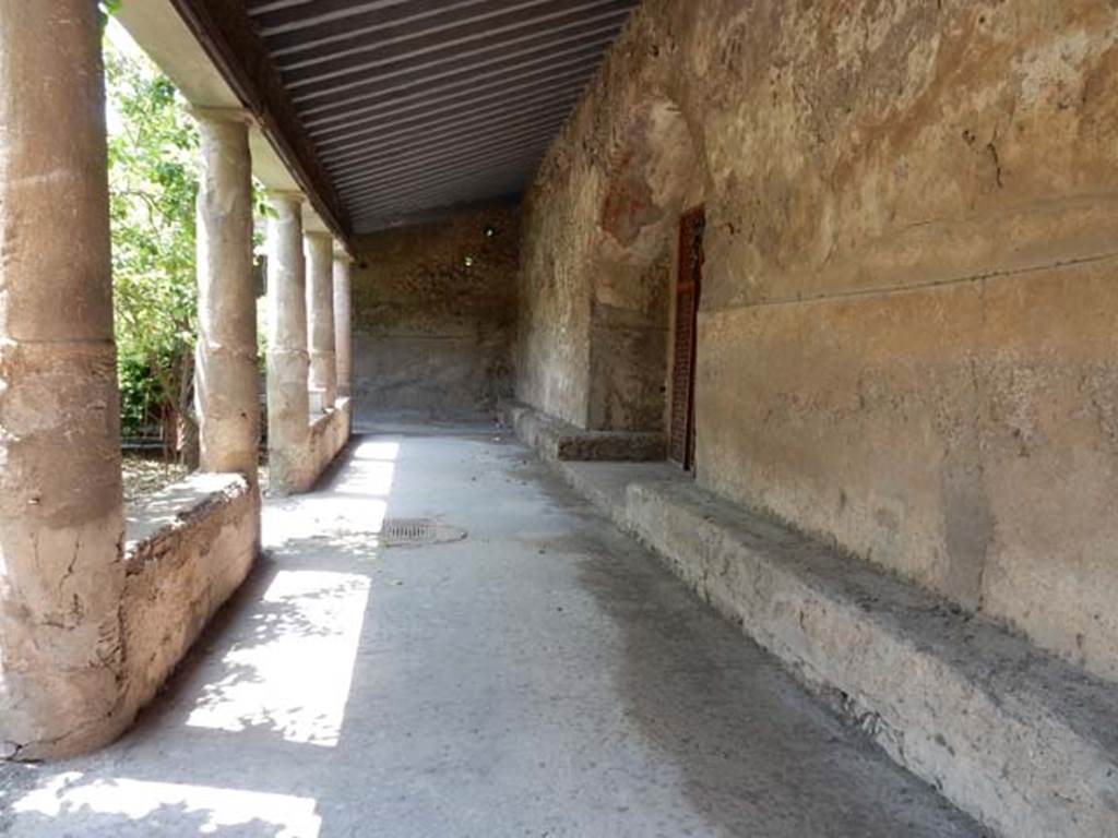 VII.5.24 Pompeii. May 2015. Looking west along north portico (7). Photo courtesy of Buzz Ferebee.