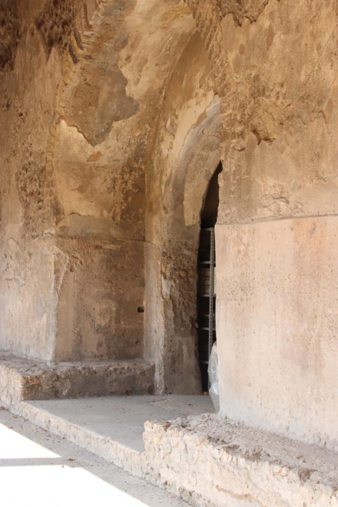 VII.5.24 Pompeii. October 2023.
Doorway into Exedra (9) on north portico. Photo courtesy of Klaus Heese.