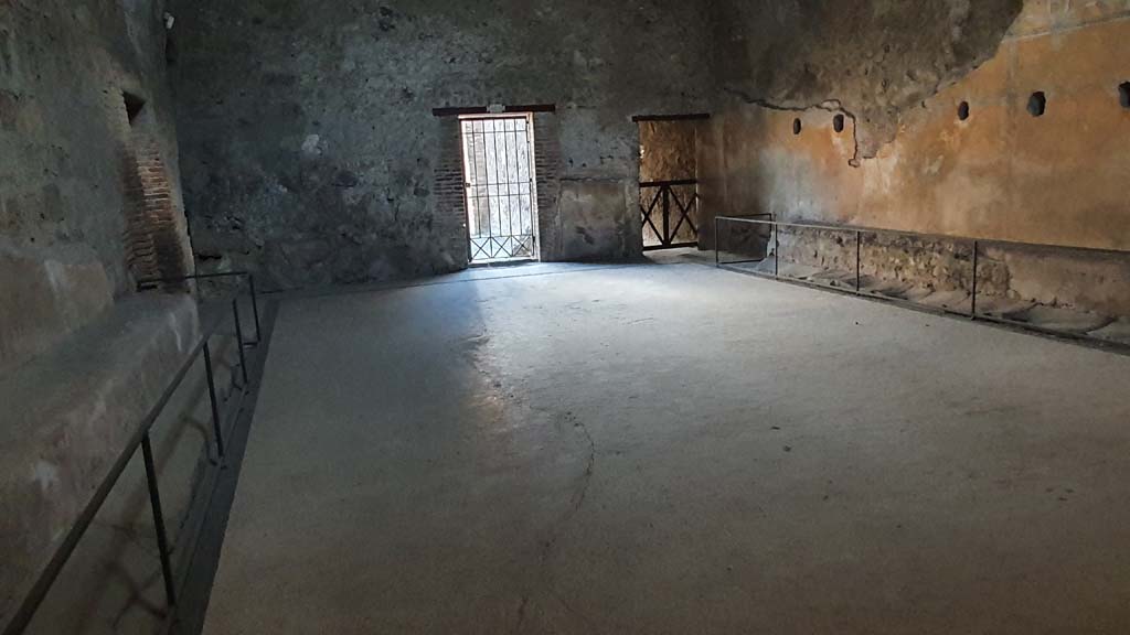 VII.5.24 Pompeii. August 2021. Apodyterium or changing room (14), looking north from south-west corner.
Foto Annette Haug, ERC Grant 681269 DÉCOR.