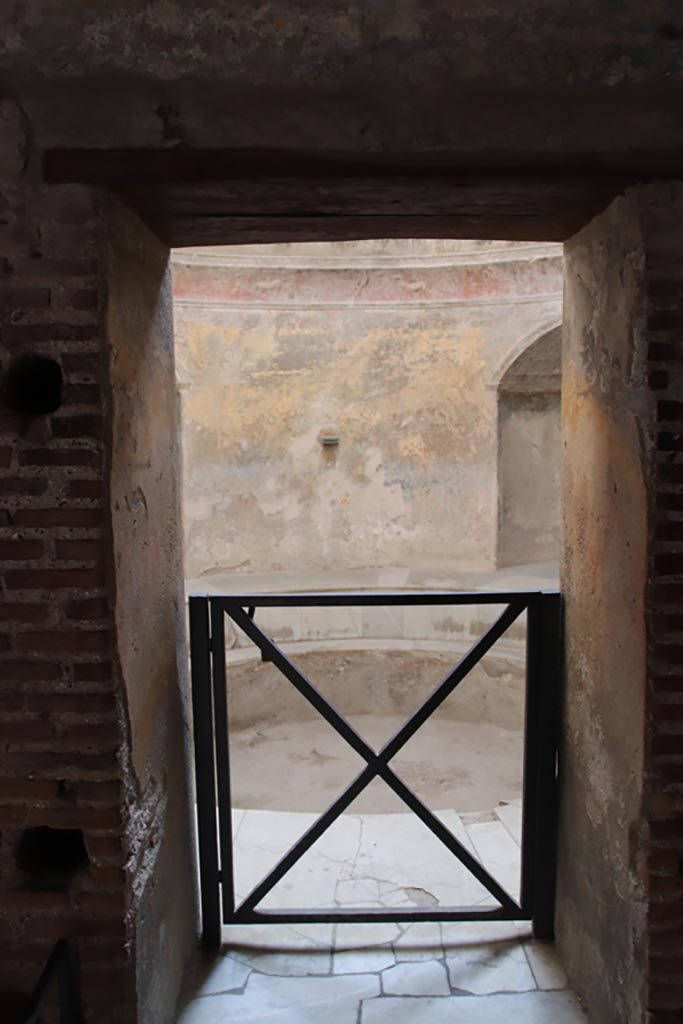 VII.5.24 Pompeii. October 2023.
Doorway into frigidarium (19), looking south. Photo courtesy of Klaus Heese.