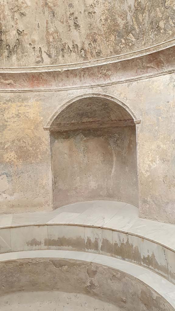VII.5.24 Pompeii. August 2021. Niche on south-west side
Foto Annette Haug, ERC Grant 681269 DÉCOR.