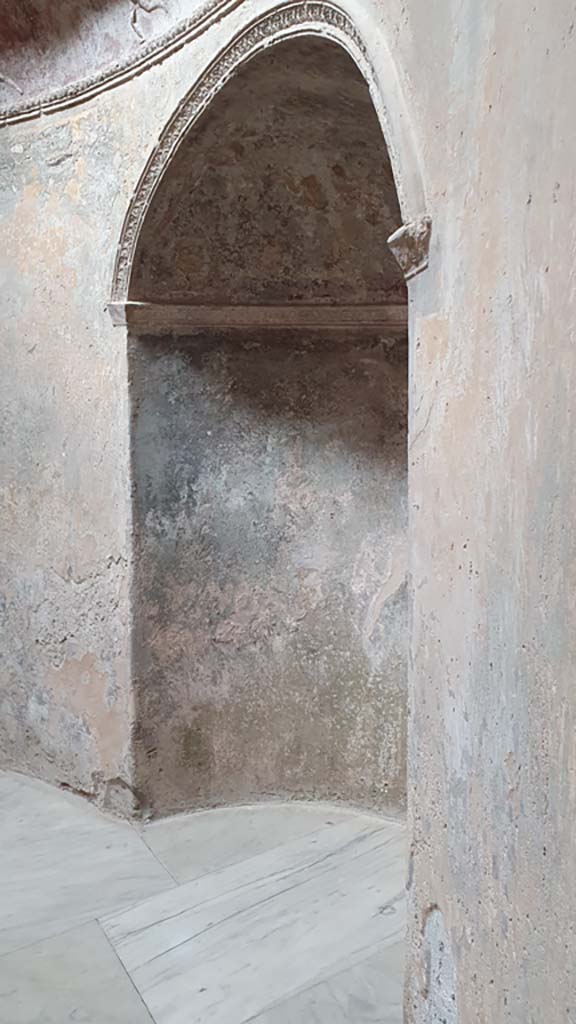 VII.5.24 Pompeii. August 2021.
Frigidarium, detail of niche and stucco from south-west side.
Foto Annette Haug, ERC Grant 681269 DÉCOR
