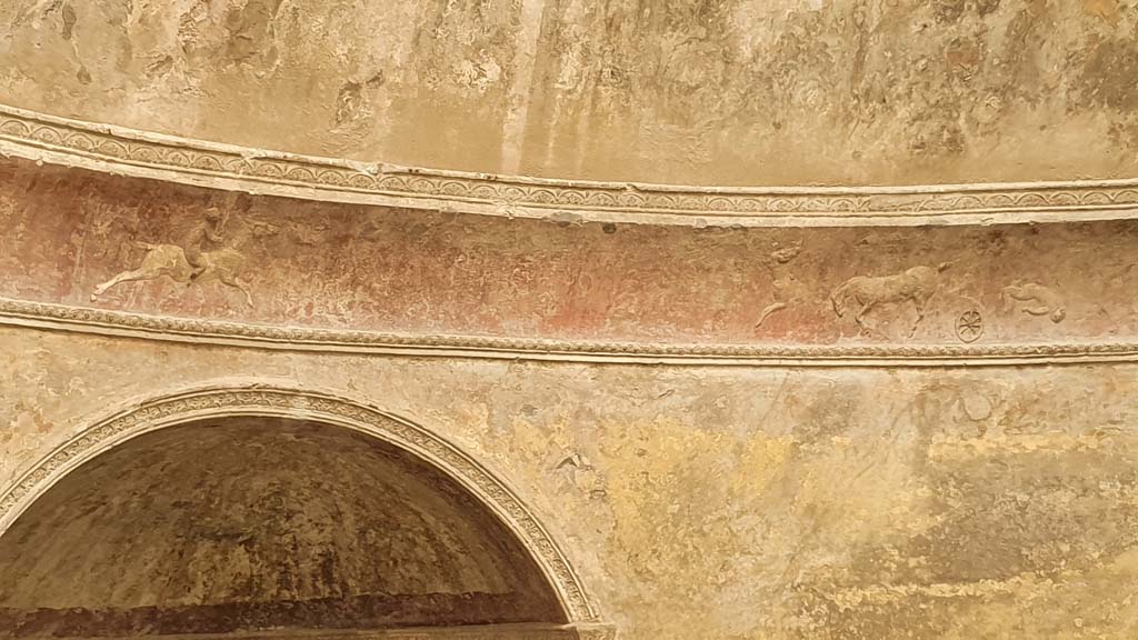 VII.5.24 Pompeii. August 2021. Frigidarium, detail of plasterwork.
Foto Annette Haug, ERC Grant 681269 DÉCOR.