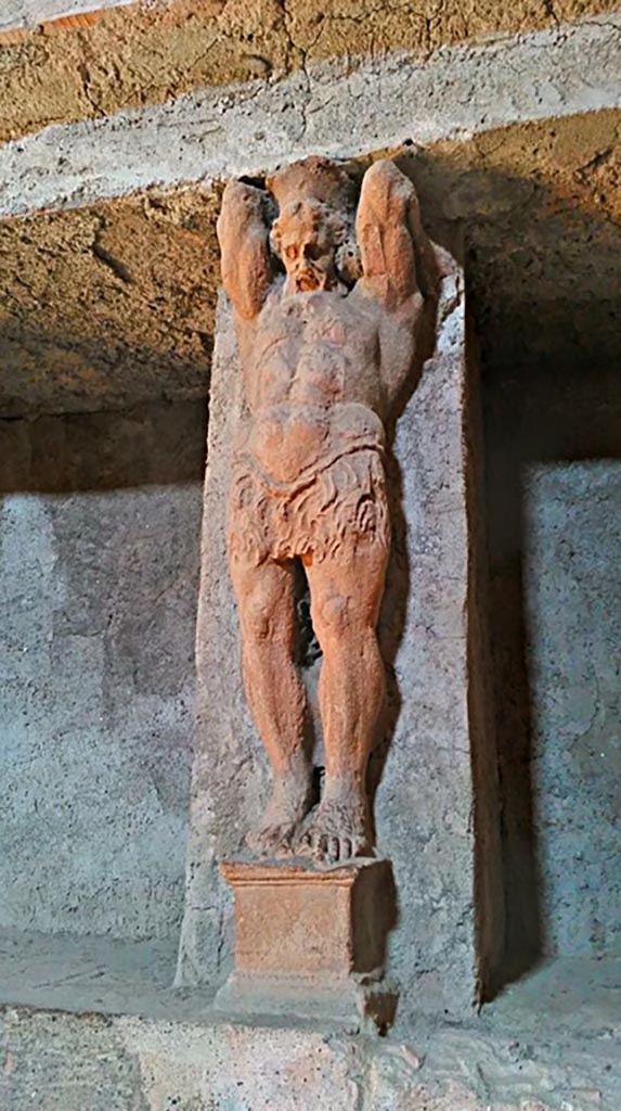 VII.5.24 Pompeii. 2015/2016.
Tepidarium (37), telamon separating the niches from north wall at east end.
Photo courtesy of Giuseppe Ciaramella.