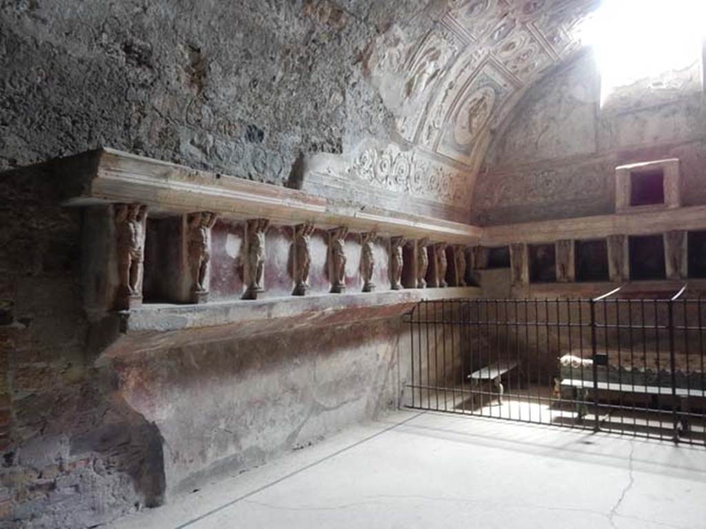 VII.5.24 Pompeii. May 2015. Looking towards south-east corner of tepidarium (37).
Photo courtesy of Buzz Ferebee.