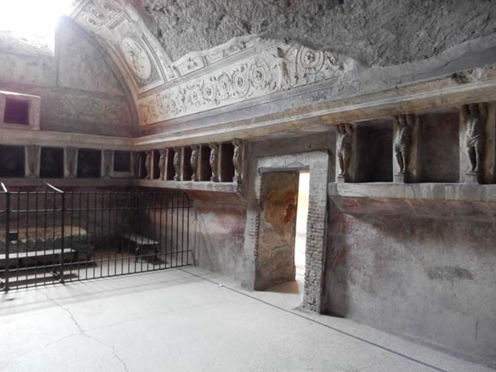 VII.5.24 Pompeii. May 2015. Looking towards south-west corner of tepidarium (37).
Photo courtesy of Buzz Ferebee.