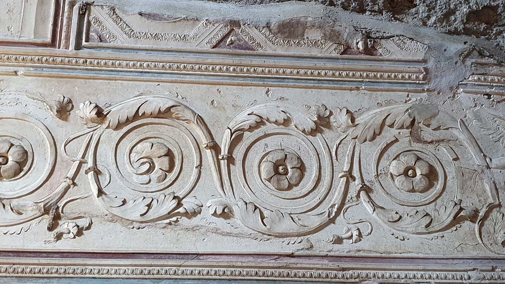 VII.5.24 Pompeii. August 2021. Tepidarium, detail of stucco decoration from west wall.
Foto Annette Haug, ERC Grant 681269 DÉCOR.