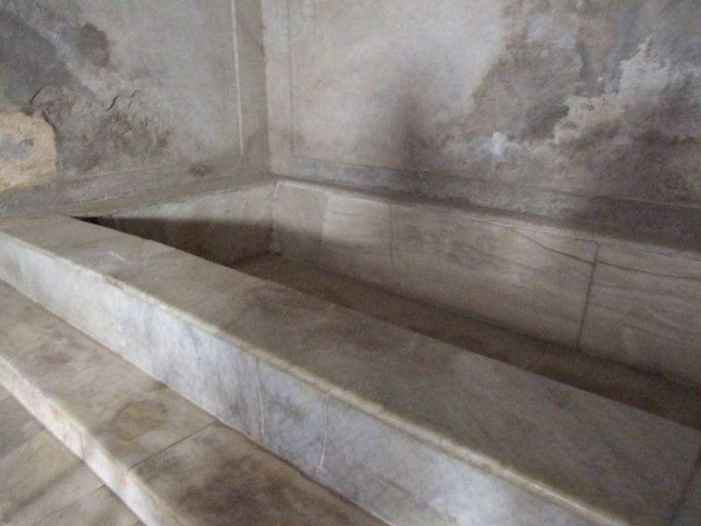 VII.5.24 Pompeii. December 2007. West end of marble hot bath in north end of caldarium (39).