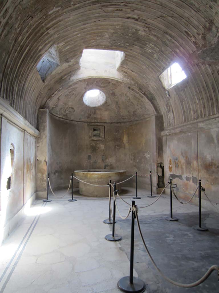 VII.5.24 Pompeii. March 2012.
Caldarium (39), looking south towards large marble basin or labrum (41). Photo courtesy of Marina Fuxa.