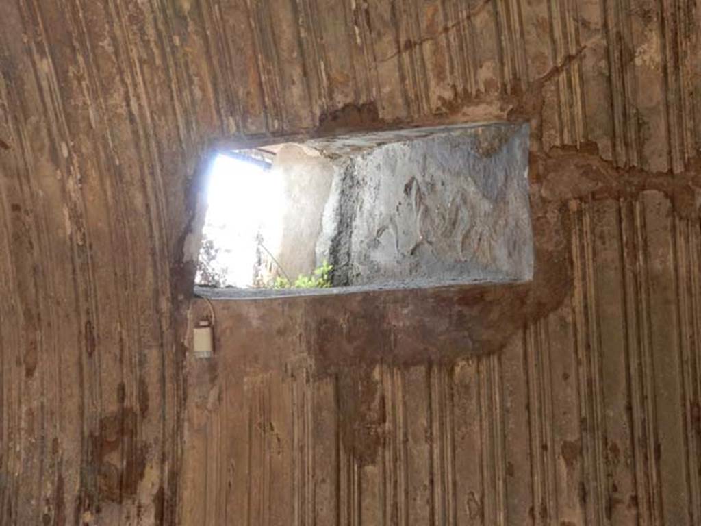 VII.5.24 Pompeii. May 2015. Caldarium (39), window in west wall. Photo courtesy of Buzz Ferebee.