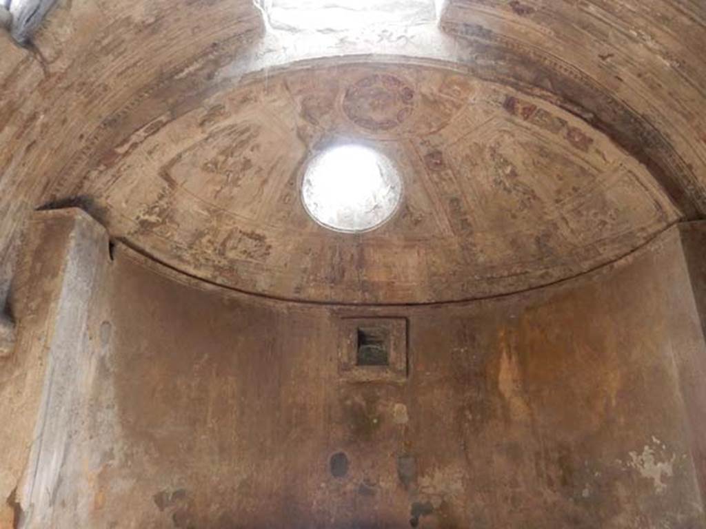 VII.5.24 Pompeii. May 2015. Caldarium (39) apse with roof light. Photo courtesy of Buzz Ferebee.