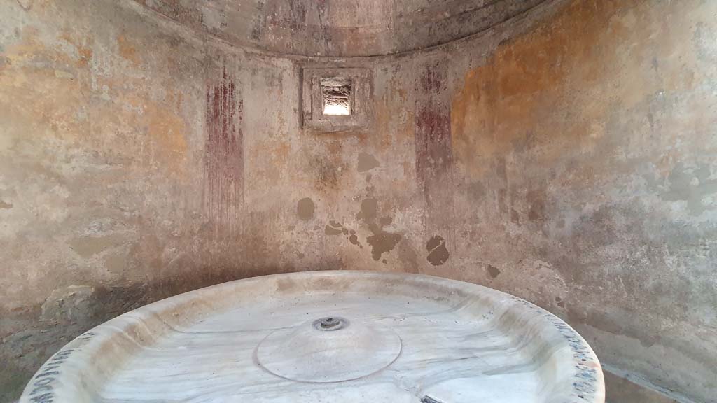 VII.5.24 Pompeii. August 2021. Caldarium (39), looking towards south wall of basin alcove with lamp niche.
Foto Annette Haug, ERC Grant 681269 DÉCOR.