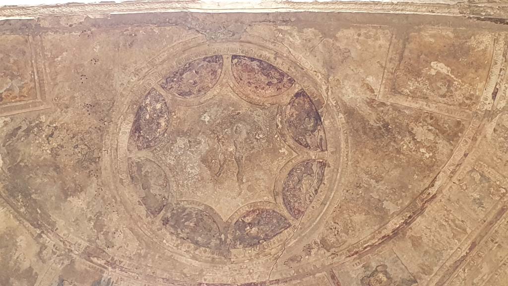 VII.5.24 Pompeii. August 2021.
Caldarium (39), detail of circular decorative stucco above circular window on south wall in basin alcove.
Foto Annette Haug, ERC Grant 681269 DÉCOR.